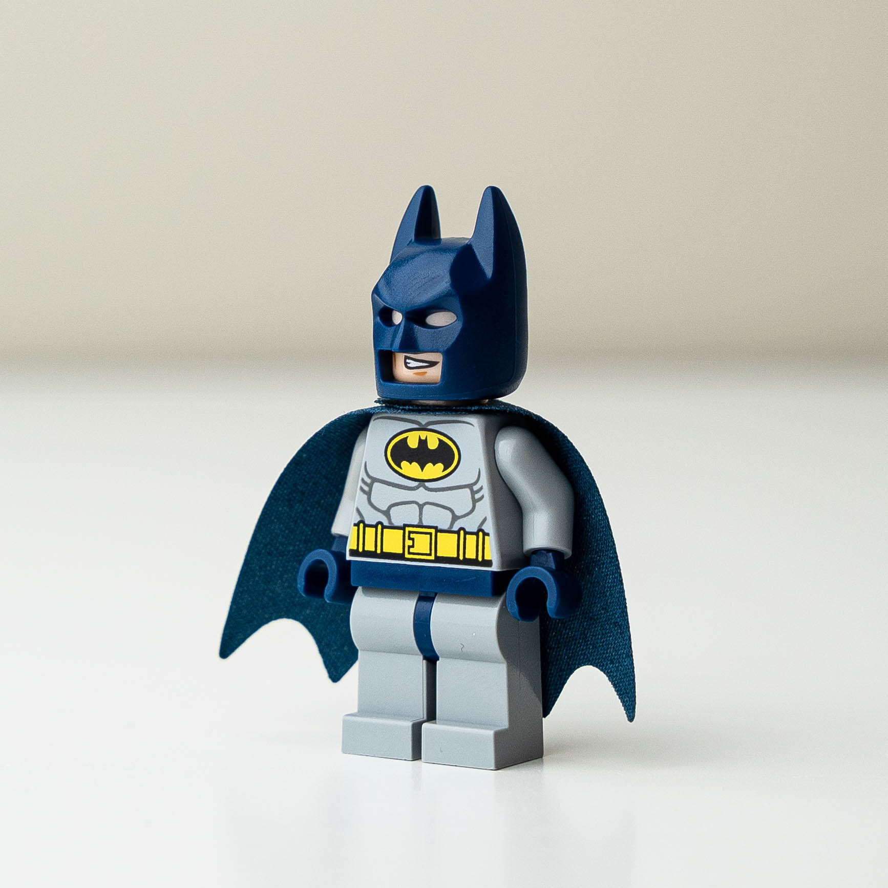 Batman LEGO Minifigure DC Super Heroes Light Bluish Gray Suit Figure - 76117